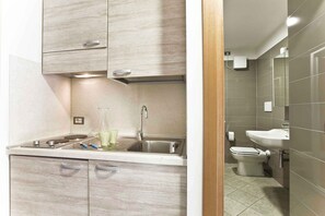 Jääkaappi, liesi, kahvin-/teenkeitin