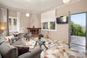 Tv och ett bordtennisbord