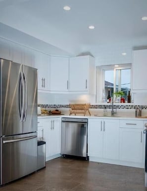 Réfrigérateur, micro-ondes, four, plaque de cuisson