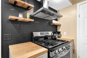 Réfrigérateur, cafetière/bouilloire, chaise haute