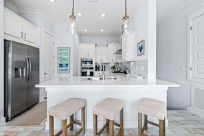 Kylskåp, mikrovågsugn, ugn och spishäll