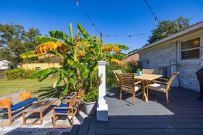 Outdoor dining - Sunny Haven Retreat near Folly w/ Backyard Oasis! (Charleston)