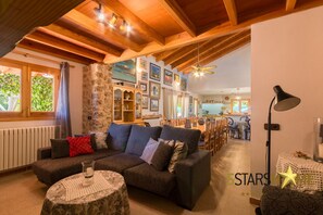 TV, fireplace, DVD player - Can Pedro de Duri, Finca 5StarsHome Mallorca (Santa Margalida)