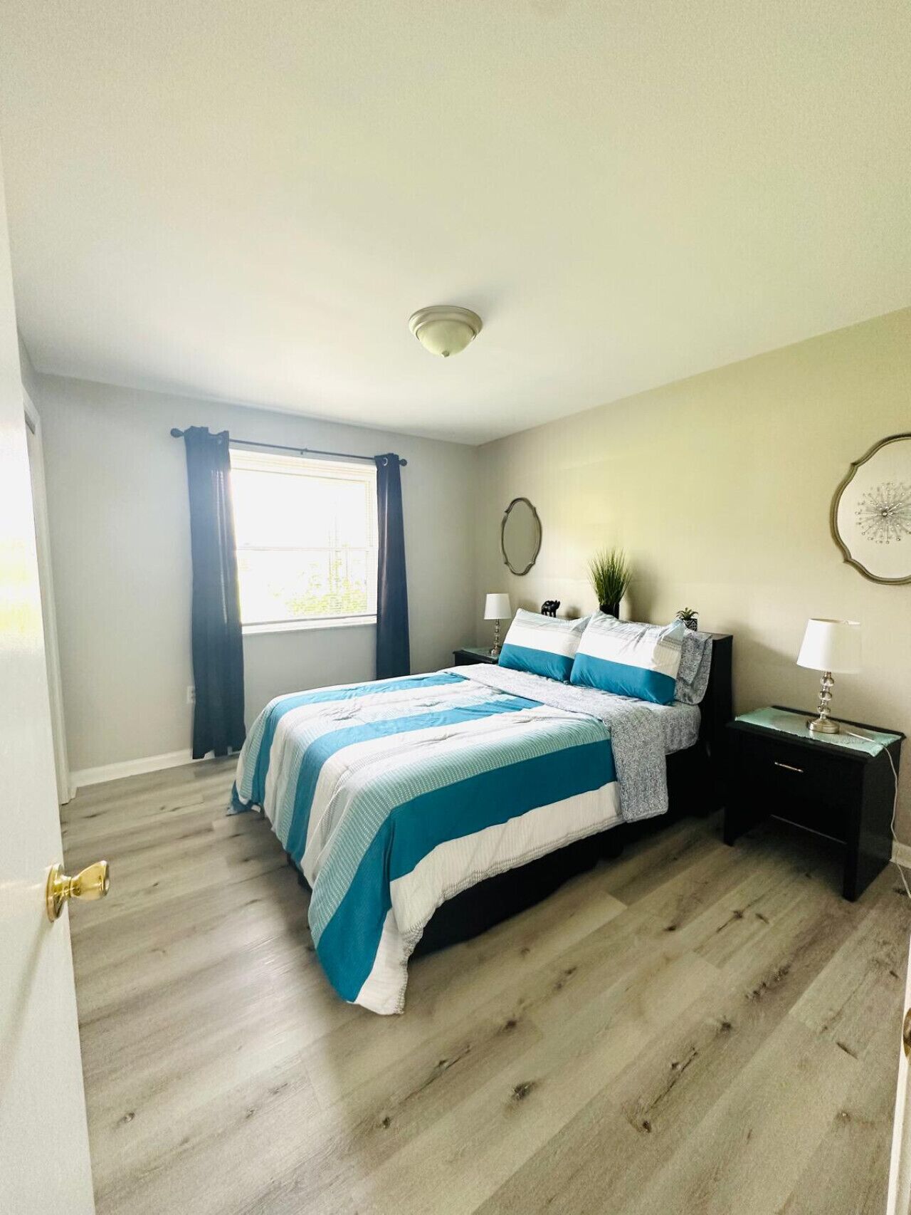 3 makuuhuonetta, työpöytä, silitysrauta/-lauta, Wi-Fi