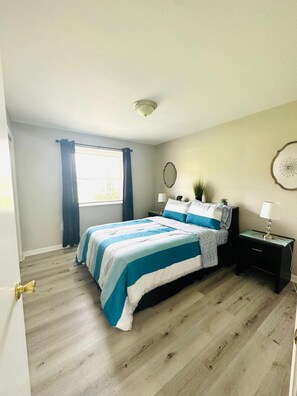 3 bedrooms, desk, iron/ironing board, WiFi - Nice Getaway Home with Hot Tub / Near all (Mason)