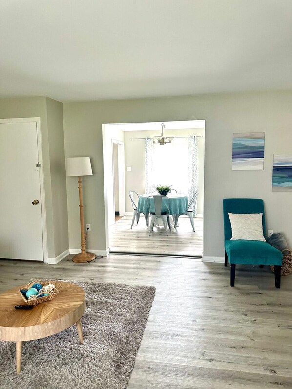 Interior - Nice Getaway Home with Hot Tub / Near all (Mason)