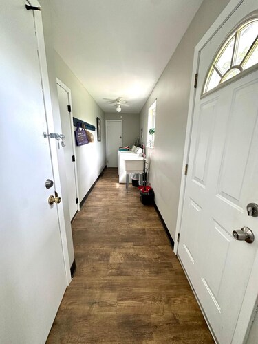 Spacious 3BR Ranch w/ Hot Tub & Yard • Near Kings Island