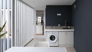 A compact kitchen with a washing machine, a sink, and a countertop. - Luna Rossa - Artcooking by Homie (Funchal)