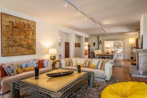 Télévision, cheminée, lecteur de DVD, table de tennis de table