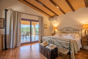 4 عدّة غرف نوم ومكواة/لوح كي وواي فاي مجانًا وملاءات أسرّة