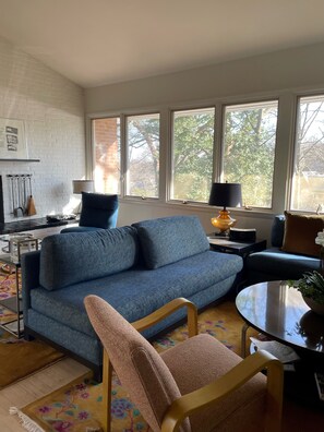 TV connectée, livres, chaîne hi-fi