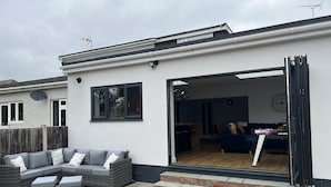 Property grounds - Stunning 3-bed House in Rayleigh (Rayleigh)