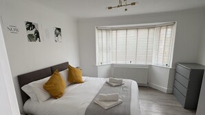 Room - Stunning 3-bed House in Rayleigh (Rayleigh)