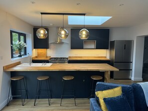 Private kitchen - Stunning 3-bed House in Rayleigh (Rayleigh)