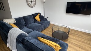 Living area - Stunning 3-bed House in Rayleigh (Rayleigh)