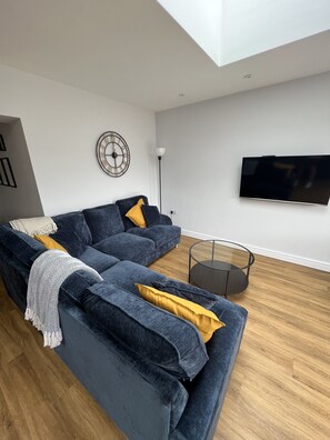 Living area - Stunning 3-bed House in Rayleigh (Rayleigh)