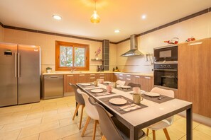 Kühlschrank, Mikrowelle, Ofen, Geschirrspüler