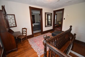 4 makuuhuonetta, silitysrauta/-lauta, ilmainen Wi-Fi, vuodevaatteet