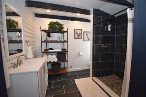 Suihku, hiustenkuivaaja, pyyhkeet, saippua