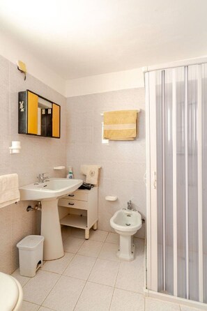 SĂšche-cheveux, savon, papier toilette