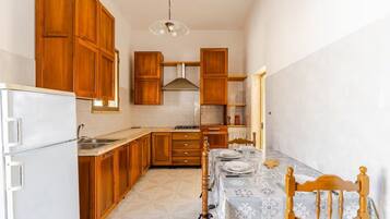 Frigorifero, piano cottura, lavastoviglie, macchina per tè/caffè