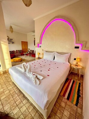 Individually decorated, individually furnished, laptop workspace - Whisper (Aghouatim)