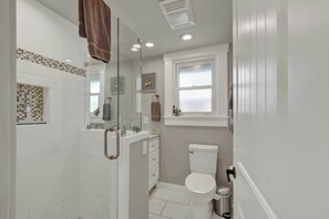 Douche, sèche-cheveux, serviettes fournies, savon