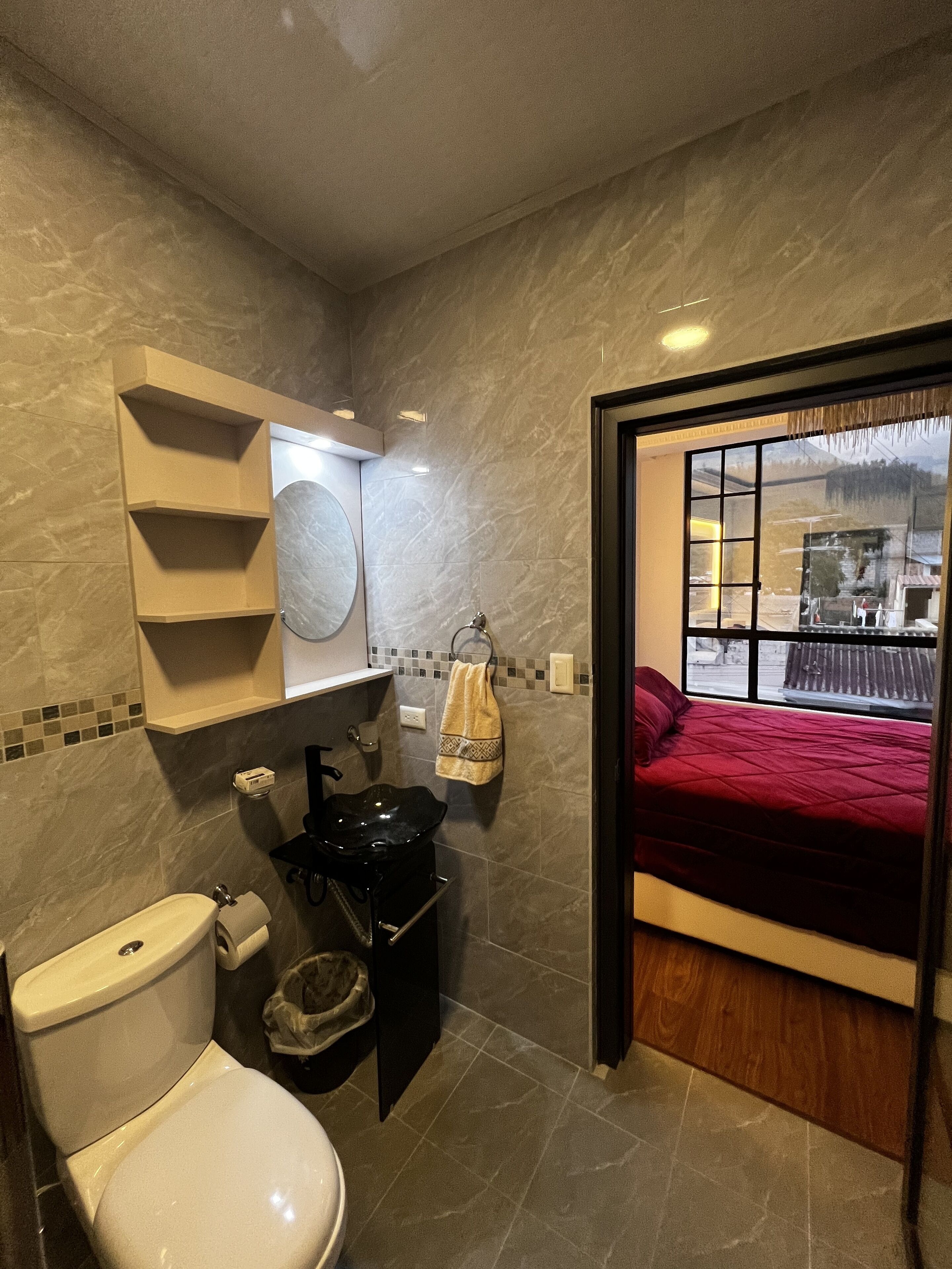 Hårtork, handdukar, tvål och schampo