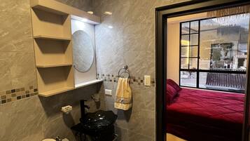 Een haardroger, handdoeken, zeep, shampoo