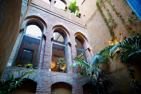 Exterior. Hotel Lincoln Lounge