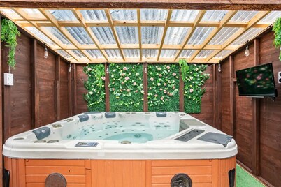 Captivating 2-bed House in Hamilton With Jacuzzi