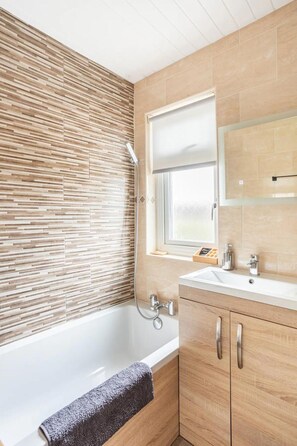 Rumah | Kamar mandi | Kombinasi shower/bathtub, bathtub besar,  dan handuk