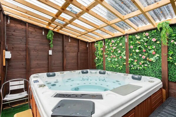 House | Property grounds - Captivating 2-bed House in Hamilton With Jacuzzi (Hamilton)