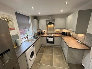 House | Private kitchen | Fridge, microwave, oven, stovetop - Captivating 2-bed House in Hamilton With Jacuzzi (Hamilton)