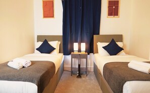 2 bedrooms, iron/ironing board, travel cot, free WiFi - Town Centre House with parking, Wi-Fi (Stafford)