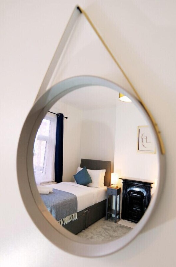 2 bedrooms, iron/ironing board, travel crib, free WiFi - Town Centre House with parking, Wi-Fi (Stafford)