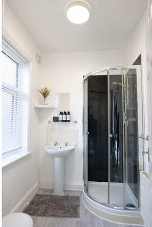 Hair dryer, towels - Town Centre House with parking, Wi-Fi (Stafford)
