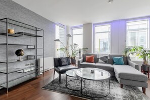 Basic-Apartment | Wohnbereich | Fernseher