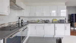 Basic Apartment | Private kitchen | Fridge, microwave, oven, stovetop - Central & Stylish 1BD Flat Tottenham Court Road! (London)