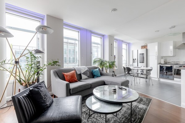 Basic-Apartment | Wohnbereich | Fernseher