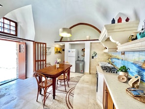 Frigorifero, forno, piano cottura, lavastoviglie