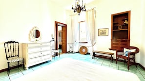 3 camere, una scrivania, ferro/asse da stiro, lenzuola
