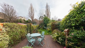 Basic House | Outdoor dining - Serene 2BD Home W/garden Newtown Little, Dublin! (Dublin)