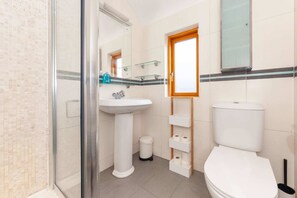 Basic House | Bathroom | Shower, towels, soap, shampoo - Serene 2BD Home W/garden Newtown Little, Dublin! (Dublin)
