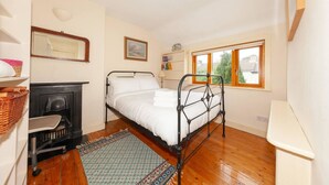 Basic House - Serene 2BD Home W/garden Newtown Little, Dublin! (Dublin)