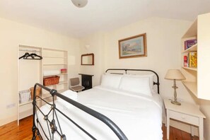 Basic House | 2 bedrooms, laptop workspace, bed sheets - Serene 2BD Home W/garden Newtown Little, Dublin! (Dublin)