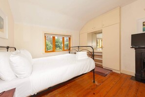 Basic House | 2 bedrooms, laptop workspace, bed sheets