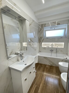 Hårtørrer, bidet, håndklæder, Sæbe