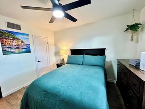 1 dormitorio, escritorio, tabla de planchar con plancha y wifi