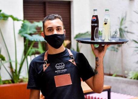 Alimentos y bebidas. EMILIA HOTEL